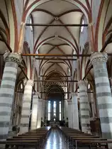 Vicenza, Innenraum der San Lorenzo Kirche, fr�hgotische Kapitelle, dar�ber spitzbogige Arkaden, Schiffe mit Kreuzrippen �berw�lbt
(28.10.2017)