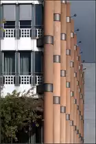 . Moderne Architektur in Luxemburg-Kirchberg -

Detailansicht der au�en liegenden St�tzen des Geb�ude der Deutschen Bank.

06.10.2017 (M)