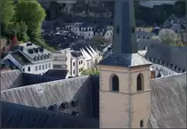 . Luxemburg-Grund -

Blick vom Bockfelsen hinunter ins Tal der Alzette zum Luxemburger Stadtteil Grund mit dem Turm der Kirche Saint-Jean im Vordergrund.

03.10.2017 (M)