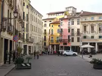 Vicenza, historische Geb�ude an der Piazza delle Erbe (28.10.2017)