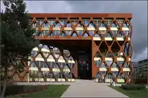 . Ein rostiger Gitterrost -

... vor der eigentlichen Fassade am KPMG-Geb�ude im Stadtteil Luxemburg-Kirchberg. Geplant von Valentiny hvp architects (Luxemburg), Fertigstellung: 2015.

06.10.2017 (M)