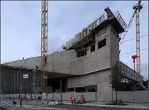 . Ein faszinierender Bau -

... entsteht derzeit auf dem Luxemburger Kirchberg: Die Nationalbibliothek geplant von den Architekten Bolles+Wilson aus M�nster. Eigentlich sind es britische Architekten, die aber durch den Bau der Stadtbibliothek in M�nster dort h�ngen geblieben sind. Die Geb�ude dieser Architekten haben ihren ganz eigenen Stil.

04.10.2017 (M)