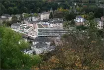 . Luxemburg-Clausen -

Blick von einem Aussichtspunkt am Mudam (Mus�e d'Art Moderne Grand-Duc Jean) auf dem Kirchberg hinunter nach Clausen mit dem Neubau der Zentralschule in Bildmitte. Rechts oben ist noch die Luxemburger Nordstrecke mit dem Clausener Viadukt erkennbar.

05.10.2017 (M)