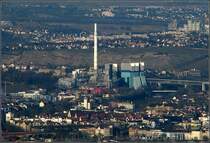 Blick zum Kraftwerk M�nster. Unten der Stadtteil Bad Cannstatt mit der Bahnbr�cke �ber den Neckar in der linken unteren Bildecke.
Rechts Hinter dem Kraftwerk das Neckartalviadukt der G�terumgehungsbahn. �ber dem Weinberg am Neckartalhang der Stadteil Steinhaldenfeld. Die Hochh�user am rechten Bildrand geh�ren zu Neugereut. Die Ortschaft dar�ber ist Remseck-Aldingen. 12.02.2008 (Jonas)