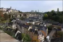 . Ein Hochhaus-Cluster �ber der sch�nen alten Stadt -

Blick auf das Luxemburg von heute. Im Tal der Alzette der Stadteil Grund, links oben die Oberstadt und �ber dem Bockfelsen die neuzeitlichen Hochh�user im Stadtteil Kirchberg.

04.10.2017 (M)