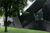 . Lichtspiegelungen -

... auf der Keramikfassade der Synagoge in Mainz.

12.08.2017 (M)