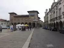 Montagnana, Geb�ude der Sparkasse an der Piazza Vittorio Emanuele (29.10.2017)