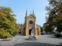 Neuch�tel, neben dem Schloss, die Kollegiatkirche, Hauptportal und Kirchenhof mit Statue des Reformators Guillaume Farel. Die Kirche ist ein reformiertes Gotteshaus, war einst Stiftskirche und Maria geweiht - 08.09.2017