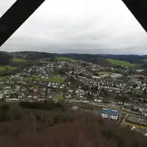 MORSBACH/OBERBERGISCHER KREIS/NRW
Am 24.1.2018 f�llt der Blick auf die Stadt am �u�ersten s�dlichen Ende des OBERBERGISCHEN KREISES
vom Aussichtsturm auf der HOHEN HARDT(338,9 Meter �ber NN)...Von hier oben reicht der Blick bis zum
RHEINISCHEN SIEBENGEBIRGE......