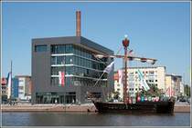 In Bremerhaven wird z.Z. viel gebaut. Hier ist ein Neubau an der Ostkaje des neuen Hafens zu sehen. Aufnahmedatum: 11.06.2006