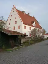 Blaibach, ehem. Schloss, jetzt Gasthof am Kirchplatz, zweigeschossiger und traufst�ndiger Steilsatteldachbau mit Treppengiebeln, erbaut von 1604 bis 1605 (04.11.2017)