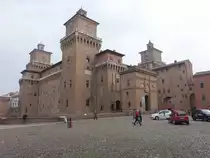 Ferrara, Castello Estense am Corso Martiri della Liberta, ein von Wassergr�ben umgebener quadratischer Festungsbau, erbaut ab 1385, im 16. Jahrhundert fertiggestellt (30.10.2017)