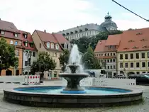 Wei�enfels: Brunnen am Markt, seit Februar 2017 ist dies eine historische Aufnahme. Der Marktplatz wird zur Zeit umgebaut und in diesem Rahmen wurde der Brunnen demontiert und soll nach der Sanierung in die Fischgasse umgesetzt werden. Im Hintergrund ist das Barockschloss Neu-Augustusburg zu sehen. (18.06.2016)