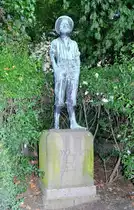 Wei�enfels: im Stadtpark steht der Schusterjunge, ein Wahrzeichen von Wei�enfels, es ist eine 1,40 hohe Bronzefigur, ein Zweitguss einer Plastik von Paul Juckhoff aus dem Jahre 1905. Der Sockel tr�gt die Inschrift  Weil's mich freut!  (18.06.2016)