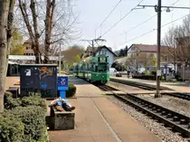Pratteln, 20 Minuten Mittagsschl�fchen bei der Haltestelle Bahnhofstrasse der Tramlinie 14 nach Basel - 01.04.2014