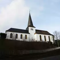 OBERSDORF-R�DGEN/SIEGERLAND-SIMULTANKIRCHE
Mit ihrer exponierten Lage ist sie weithin sichtbar,die nur wenige Kilometer von SIEGEN entfernte
Simultankirche OBERSDORF-R�DGEN.Der Kirchen-Ursprung ging wohl 1250 von den Rittern von
WILNSDORF aus,1651 wurde dann die JOHANNES DEM T�UFER  geweihte Kirche Simultankirche.
1787/88 wurde westlich,also links des Turms,ein neues Kirchenschiff f�r die Katholiken gebaut.
Der Turm,wohl auf romanischem Fundament,und die 3 Glocken werden simultan(gemeinschaftlich)
genutzt....Ein wundersch�ner Kirchenbau,am 30.1.2018.....