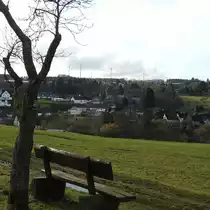 FRIEDEWALD-SCHLOSSDORF IM WESTERWALD
Der kleine WESTERWALD-ORT,1324 erstmals urkundlich erw�hnt,als Kaiser LUDWIG DER BAYER die Erlaubnis
erteilte,den Ort zu befestigen und im selben Jahr Stadtrechte genoss durch GOTTFRIED VON SAYN,
hat als Mittelpunkt eine m�chtige Schlossanlage,in der selbst Bundespr�sident GUSTAV HEINEMANN in der
Evangelischen Sozialakademie zu Gast war.....hier am 30.1.2018...