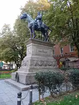 Bologna, Denkmal f�r A. Garibaldi in der Via dell Indipendenza (31.10.2017) 