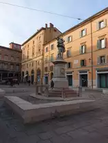 Bologna, Denkmal f�r Luigi Galvani an der Piazza Galvani (31.10.2017)