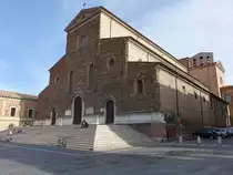 Faenza, Kathedrale San Pietro, Piazza della Liberta, erbaut von 1474 bis 1513 durch Giuliano da Maiano, reich gegliederte Fassade 
�ber einer Freitreppe (31.10.2017)