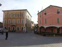 Brisighella, Geb�ude der Sparkasse an der Piazza Giosue Carducci (31.10.2017)