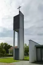 V�rstetten, der freistehende Glockenturm der katholischen Kirche St.Maximilian Kolbe, Sept.2017