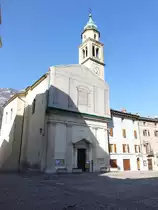 Ala, Pfarrkirche San Giovanni, neoklassizistischen Fassade mit Tympanon, erbaut im 18. Jahrhundert (01.11.2017)