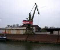 alter Kran am Innenhafen Duisburg, von denen ein Teil mittlerweile unter Denkmalschutz stehen
(am RWSG-Speicher)
