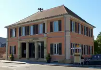 Obersaasheim, das Rathaus der ca. 1000 Einwohner z�hlenden Gemeinde in der Rheinebene im Oberelsa�, Aug.2017