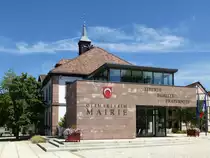 Ottmarsheim, das Rathaus der ca.1800 Einwohner z�hlenden Gemeinde in der Rheinebene im Oberelsa�, Juli 2017