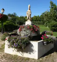 Vogelgr�n, blumengeschm�ckter Brunnen neben dem Rathaus, Aug.2017