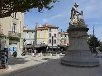 Orange, Monument am Place des Freres Mounet vor dem antiken Theater (22.09.2017)