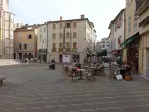 Carpentras, H�user am Place General de Gaulle in der Altstadt (22.09.2017)