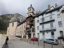 Briancon, H�user am Place du General Eberle mit Kirchturm der Notre-Dame Kirche (23.09.2017)