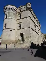 Gordes,  Ch�teau de Gordes, eine massiv befestigte Burg, urspr�nglich aus dem 11. Jahrhundert (24.09.2017)