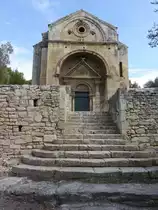 Tarascon, Kapelle Saint-Gabriel, Dde heute in einem kleinen Olivenhain gelegene Kapelle wurde in der zweiten H�lfte des 12. Jahrhunderts als einfache Saalkirche mit innen halbrunder und au�en polygonaler Apsis errichtet (25.09.2017)