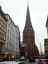 Hamburg am 27.1.2018: Die Sankt-Petri-Kirche an der Ecke M�nckeberg-/Bergstr. ist nach dem Apostel Paulus benannt. Der Turm ist 132 Meter hoch und kann �ber 544 Stufen bis in eine H�he von 123 Metern bestiegen werden. Sie ist eine der f�nf Hauptkirchen Hamburgs.