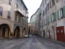 Sospel, H�user in der Rue Saint-Pierre in der Altstadt (27.09.2017)