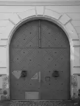 Ein schweres Eisentor an den ehemaligen Garnisonsgem�uern in Dresden. (April 2017)