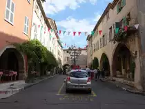Biot, Geb�ude am Place de la Arcade in der Altstadt (27.09.2017)