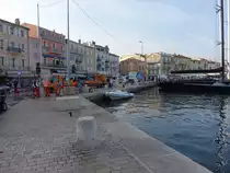 Saint-Tropez, Geb�ude am Quai Jean Jauris am Hafen (27.09.2017)