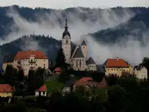 Althofen (eine kleine feine Bergstadt) samt der Pfarrkirche Hl. Thomas von Canterbury pr�sentiert sich Fr�hmorgens mit Nebelschwaden; 170903