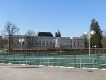 Ansicht vom Haltepunkt Frantiskovy Lazne Aquaforum auf die R�ckseite des Aquaforums am 25. Februar 2018