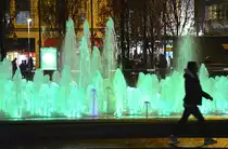Abendaufnahme vom Springbrunnen in den Piccadilly Gardens in Manchester City Centre - England. Aufnahme: 10. M�rz 2018.