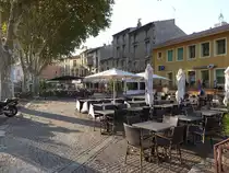 Pezenas, Geb�ude und Cafes am Place du 14. Juillet (29.09.2017)