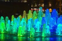 Abendaufnahme vom Springbrunnen in den Piccadilly Gardens in Manchester City Centre - England. Aufnahme: 10. M�rz 2018.