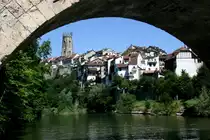 Der Blick durch die Mittlere Br�ck zur Kathedrale St. Nikolaus in Fribourg; 10.07.2016