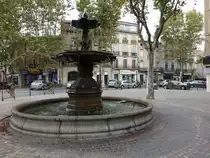 Narbonne, sch�ner Brunnen am Place de Pyrenees (29.09.2017)