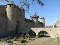 Carcassonne, Chateau Comtal mit dem Tor Porte de l`Est, T�rmen Tour des Casernes und Tour de Major (29.09.2017)