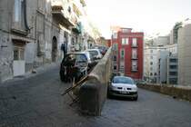 Wer kennt sie nicht - die  Plattfu�-Filme  mit Bud Spencer. Eine Szene, die oft vorkam, ist mir heute noch im Bild. Kommissario Rizzo jagt zu Fu� einen Ganoven durch die Gassen von Napoli. Der Ganove haut einen Mopedfahrer vom Zweirad und setzt seine Flucht mit dem knatternden Zwei-Takt-T�ff fort. Rizzo beschlagnahmt einen Fiat 500 und schon beginnt die Jagd �ber die Serpentinen der Altstadt... Und so sieht der Schauplatz im Original aus.